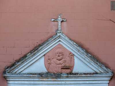 ...contraddistinto dal rilievo di San Nicola e da una bianca croce sovrastante
